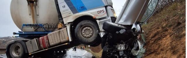 Jeziv udes u Sremskoj Kamenici! Kamion smrskao automobil, vatrogasci izvlače vozača