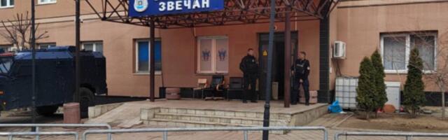 Izgubio kontrolu na raskrsnici: Vozač iz Beograda završio na krovu kod Zvečana!