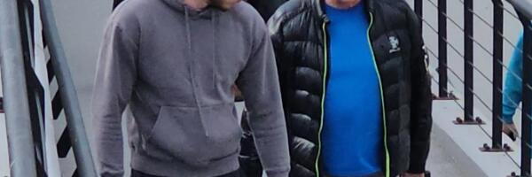 ZA GLAVU VIŠI OD NJEGA: Harisa Džinovića na aerodromu dočekao sin Kan, svi se iznenadili koliko se fizički promenio (VIDEO)