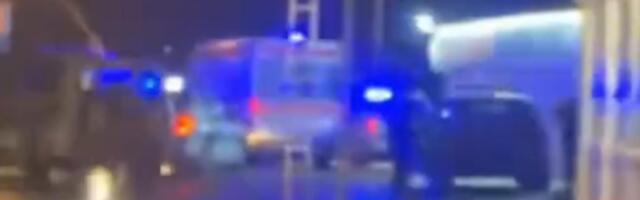 PRVI SNIMAK S MESTA NAPADA NA TAKSISTU U KRALJEVU: Vozač taksija povređen oštrim predmetom po ruci, Hitna i policija odmah reagovale (VIDEO)