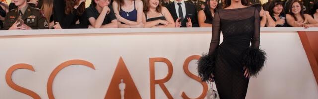 Sevnuo donji veš na crvenom tepihu: Bela Torn usijala dodelu Oskara - brutalno zgodna (FOTO)