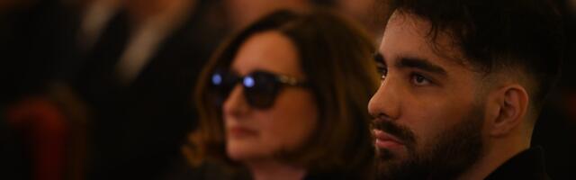 SUPRUGA I SIN DUŠKA VUJOŠEVIĆA NA KOMEMORACIJI: Ona prekrila lice tamnim naočarima, on sa kačketom, vidno utučeni (FOTO)