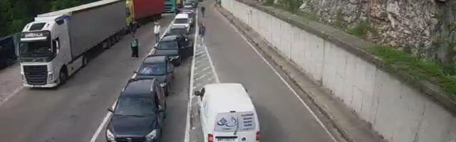 Kolone na graničnim prelazima sa Crnom Gorom: Čeka se na ulazak u Srbiju u Špiljanima, Gostunu i Jabuci
