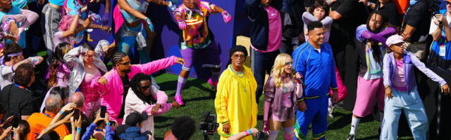 Ronaldinjo i Ronaldo provozali Madonu: Pop diva napravila spektakl na poluvremenu finala Svetskog prvenstva u fudbalu (VIDEO)