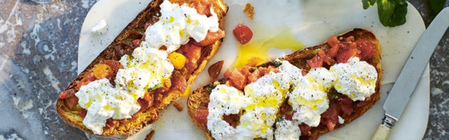 Letnji brusketi sa paradajzom i italijanskim burrata sirom