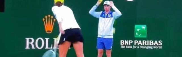 Bruka Ige Švjontek! Gađala skupljača loptica (VIDEO)