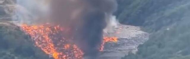 Požar na deponiji bukti istim intenzitetom, sprečeno širenje na šumu