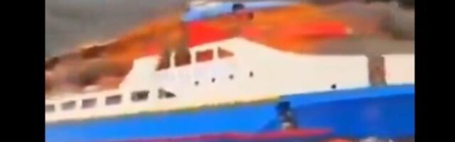 Vatra guta čuveni trajekt, turisti skaču u more da se spasu (VIDEO)