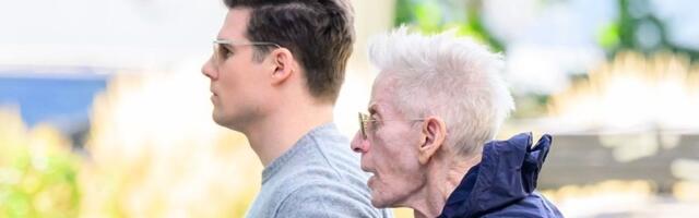 Kelvin Klajn se jedva popeo uz stepenice, izgubio balans: Njegov 47 godina mlađi dečko pobegao bez njega