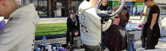 Humanitarno šišanje na gradskom trgu u Leskovcu za pomoć malom Ognjenu