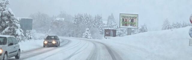 Zlatibor zavejan, palo 20 cm snega: 12 ekipa sa kamionima na terenu, ovo su SLIKE S LICA MESTA