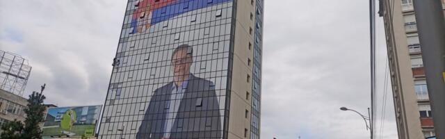 Skida se plakat  Aleksandra Vučića sa hotela „Ambasador“