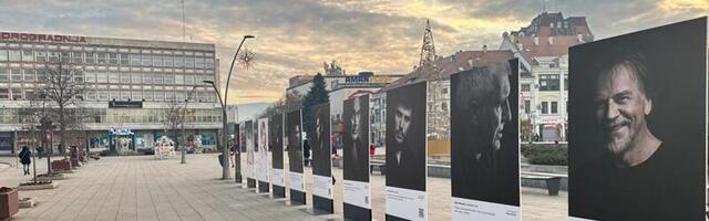 Na Gradskom trgu u Čačku otvorena mobilna izložba „Privilegovani objektivi”