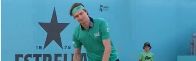 Bublik izludeo rivala, ovaj ga gađao lopticom?! (VIDEO)