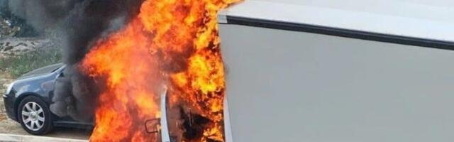 Požar na auto-putu: Kamion potpuno izgoreo! (VIDEO)