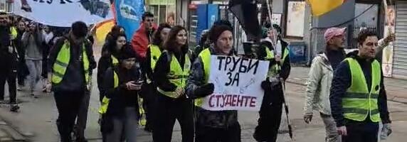 Studenti iz Vranja i sa juga jutros krenuli na poslednju etapu Leskovac - Niš VIDEO