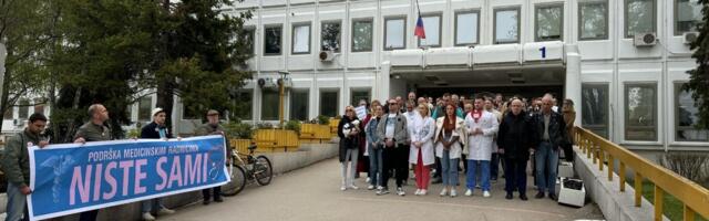 Zaposleni u niškom Domu zdravlja i ovog petka podržali studente, tvrde da trpe posledice zbog toga