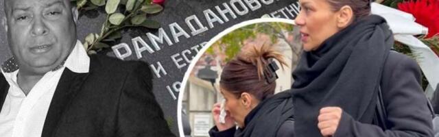 RAZARAJUĆA SCENA NA POMENU DŽEJA RAMADANOVSKOG: Jauci Mine Kostić odzvanjali grobljem, pevačicu jedva smirili! (VIDEO)