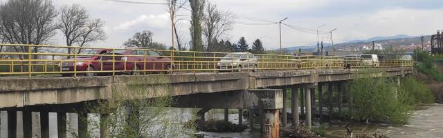 Meštani Medoševca blokadama traže rekonstrukciju mosta i izmeštanje teškog saobraćaja