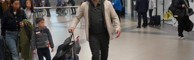 "U šestom mesecu je provela 30 sati na aerodromu": Pevač pukao 5.000 evra da se vrati u Srbiju