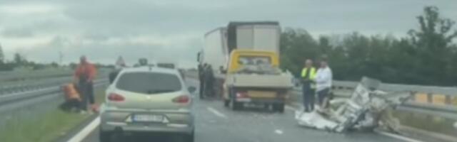Stravična nesreća na "Milošu Velikom": Kombi se svom silinom zakucao u kamion kod Lajkovca, delovi rasuti po putu (VIDEO)