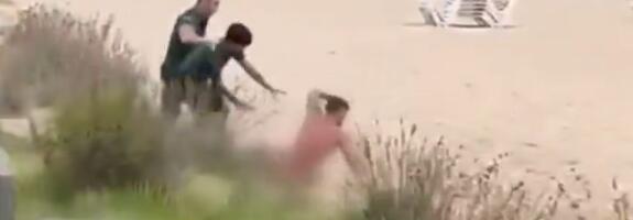 ŠOKANTAN SNIMAK SA PLAŽE! Turista se skinuo go, pa napravio HAOS: Svet bruji o bizarnom potezu muškarca, sve se odigralo pred očima zgranutih kupača! (VIDEO)