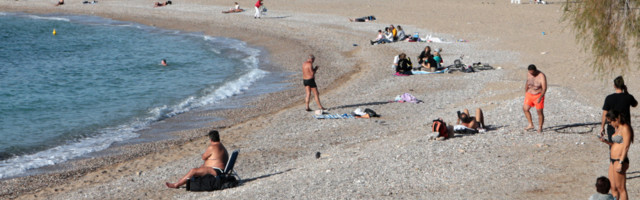 Ljudi masovno izlaze na plaže, izležavaju se na pesku, plivaju u moru, a policija patrolira zbog obaveznog detalja koji moraju imati na sebi