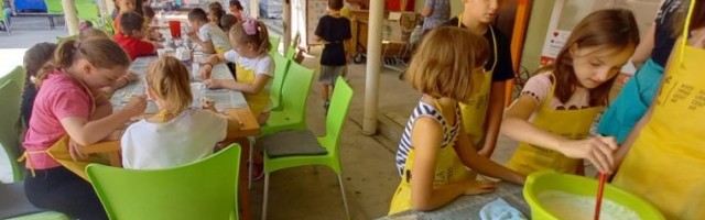 MALIŠANI POHRLILI U LETNJU ŠKOLU KUVANJA! Od najboljih kuvara u Banatu naučili da prave baš dobre pite/VIDEO/FOTO/