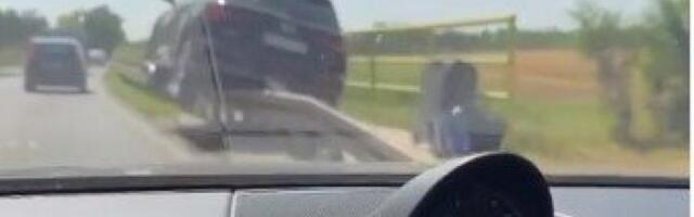 Saobraćajna nezgoda kod Vrbasa! Luksuzni džip "nasadio" na bankinu (VIDEO)