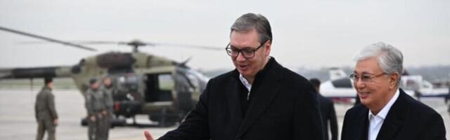 Vučić i Tokajev prisustvovali prikazu vojne opreme i naoružanja na aerodromu u Batajnici (FOTO)