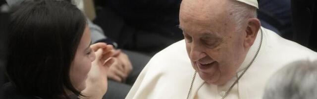 ''ON JE VEOMA ŽIVAHAN" Oglasio se lekar - Papa Franja se iznenađujuće dobro oporavlja