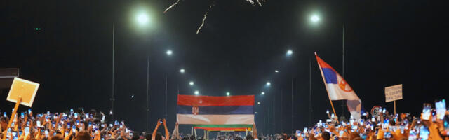 Novosađani upriličili svečani doček studentima biciklistima: Hiljade građana okupljeno od Varadinskog mosta do Narodnog pozorišta