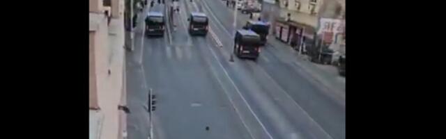 PUN GAS NA GRAĐANE Pogledajte kako je policija probila blokadu u Vojvode Stepe (VIDEO)
