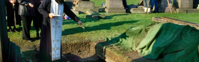 SRBIN SE RAZBIO KAO LETVA OD ALKOHOLA NA SAHRANI, LUDOVAO PO KAPELI: Onda je uradio nešto od čega su svi ZANEMELI!