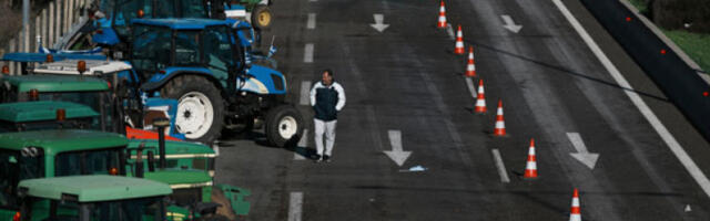 Фармери у Грчкој почели блокаду главних аутопутева