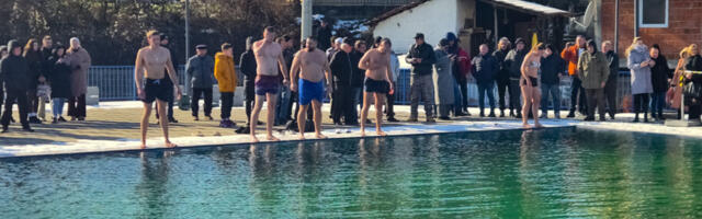 Svrljižani plivali za Časni krst na zaleđenom „Pastirištu“ i u toploj vodi Popšice
