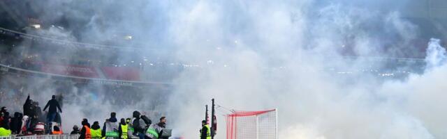 Suzavac, stampedo i lom: Navijači Lila napali Delije, nastao haos na stadionu /VIDEO/