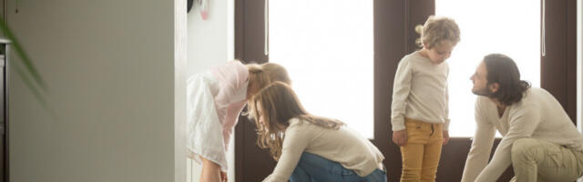 MOJA DECA NE NOSE CIPELE, NE VOZE SE U KOLICIMA I NE IDU U VRTIĆ! Vaspitne metode jedne majke blizanaca podigle su svetsku javnost na noge! (VIDEO)