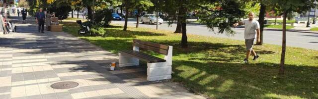 Za 26 klupa, 2 biciklarnika i 26 kanti iz budžeta grada Leskovca 2,1 milion dinara