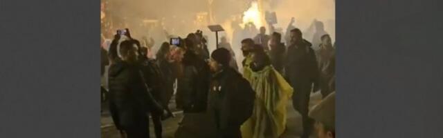 IZAZIVANjE HAOSA: Opozicioni huligani bacaju baklje i topovske udare na Pionirski park (VIDEO)