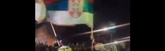 Novopazarski studenti dočekani u Kraljevu uz povike "pumpaj", baklje i konfete (VIDEO)