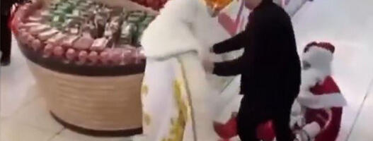 Praznični duh se širi mrežama: Dva Deda Mraza se potukla oko teritorije, ima “kolateralne štete” (VIDEO)