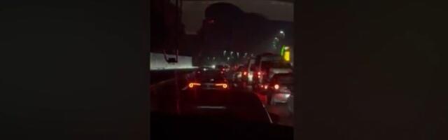 Pakao na auto-putu zbog udesa, vozila zaglavljena, "mile" do naplatne rampe: Tri osobe povređene