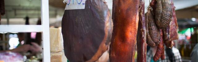 Pale cene na pijacama: Suhomesnato nikad jeftinije - Jedna stvar košta samo 150 dinara (TABELA)