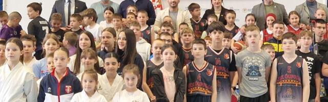 Mali sajam sporta u Ćupriji: Štefanek podelio sportsku opremu, budući šampioni pokazali talenat
