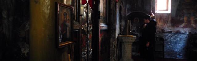 RATARSKE SVEĆE KOJE "NE PLAČU" Ovo je čuveni običaj izlivanja sveća u Tronoši, poštovanje stare tradicije