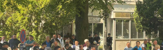 Испред општине Кула грађани и полиција у опреми за разбијање демонстрација