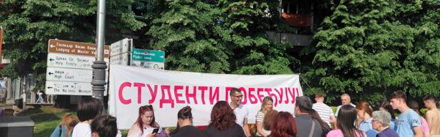 Studenti štampali majice ,,Studenti pobeđuju“ na Trgu srpskih ratnika (VIDEO)