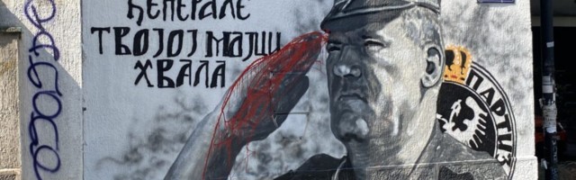 Ruka Ratka Mladića na muralu u Beogradu ofarbana crvenom bojom