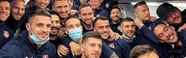 Kako je Vučić ušao u avion sa fudbalerima?